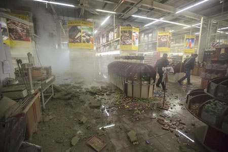Trung tâm thương mại tại Donetsk tan hoang sau vụ đánh bom
