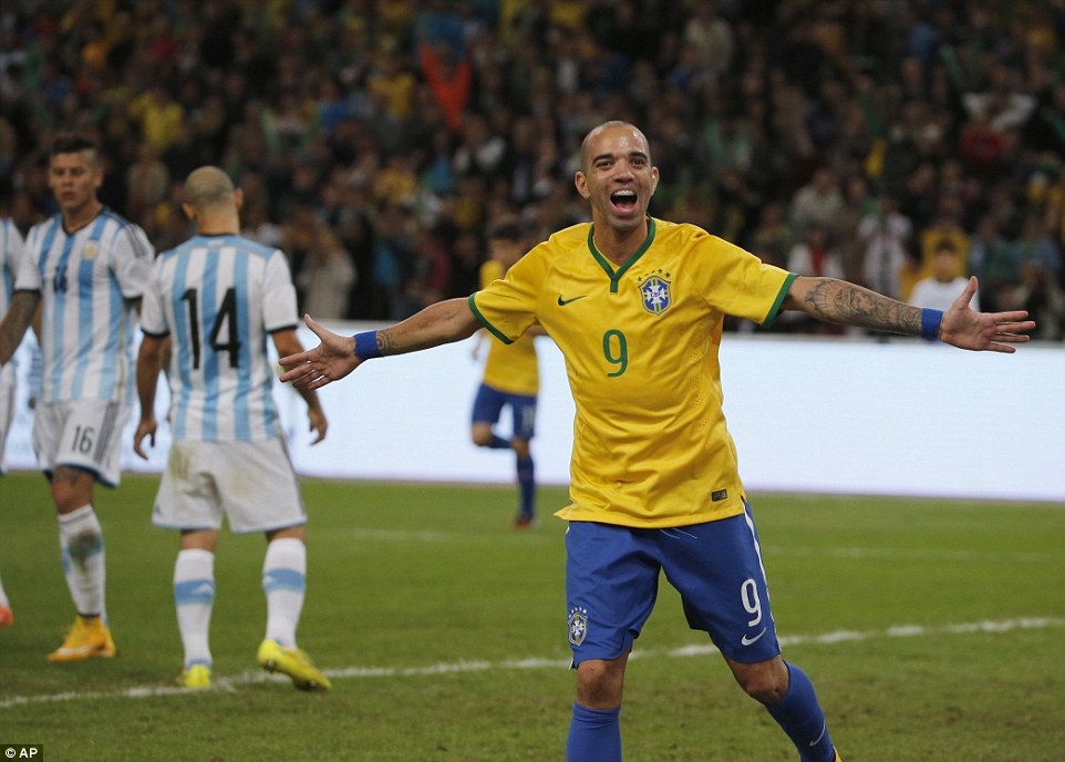 Tardelli giúp Brasil đánh bại Argentina