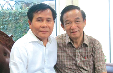 Giáo sư Nguyễn Lân Dũng (phải) và doanh nhân Thân Hóa, Chủ tịch HĐQT kiêm Giám đốc Công ty Cổ phần xây dựng Công trình giao thông 545 