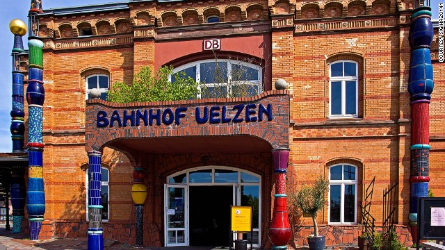 Sân ga Huderwasser Bahnhof tại thị trấn Uelzen phía bắc nước Đức được trang trí, sửa sang lại vào năm 2000 qua thiết kế của kiến trúc sư nghệ sĩ nổi tiếng người Áo