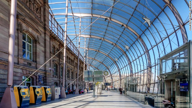 Vòm che khổng lồ làm bằng kính bao bọc mặt ngoài của sân ga Gare de Strasbourg, Pháp tạo cho người ngắm một cảm giác như viên ngọc quý lấp lánh nếu chiêm ngưỡng nó từ xa