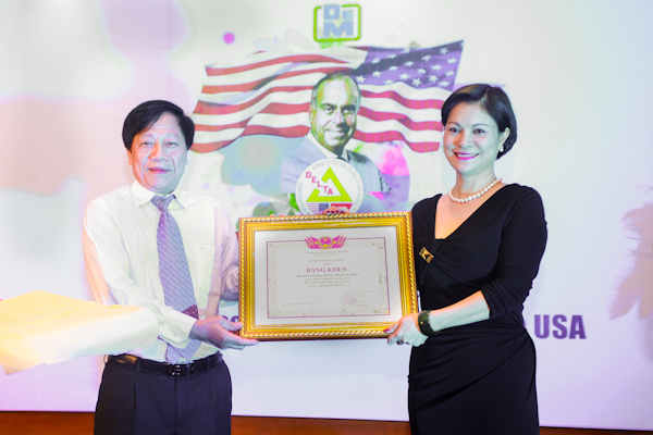 Thứ trưởng Bộ Xây dựng Cao Lại Quang trao bằng khen cho Công ty DELTA