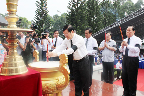 Chủ tịch nước Trương Tấn Sang, cùng các đồng chí lãnh đạo Đảng, Nhà nước thắp hương tưởng niệm các liệt sĩ. Ảnh: baodongnai.com.vn