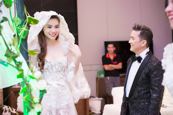 Mới đây, Hồ Ngọc Hà khoác lên mình chiếc váy cô dâu vô cùng lộng lẫy trong một đêm triển lãm cưới.