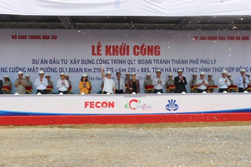 Phó Chủ tịch QH Nguyễn Thị Kim Ngân, Phó Thủ tướng Hoàng Trung Hải, Bộ trưởng Bộ GTVT Đinh La Thăng và các đại biểu phát lệnh khởi công dự án