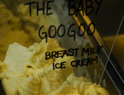 Cửa hàng kem ở Anh đã cho ra mắt một loại kem làm từ… sữa mẹ với giá 14 bảng/ cốc. Kem Baby Gaga được làm từ sữa mẹ, đậu vani Madagasca và hương chanh. Đã có 15 bà mẹ tình nguyện cung cấp sữa cho cửa hàng kem.