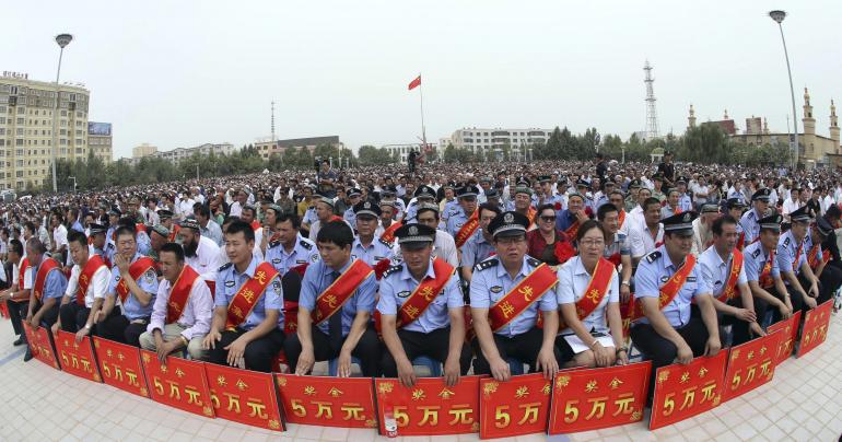 Cảnh sát Trung Quốc trong buổi lễ trao thưởng cho những người tham gia chiến dịch đàn áp bạo lực và khủng bố tại Hotan, Tân Cương 
