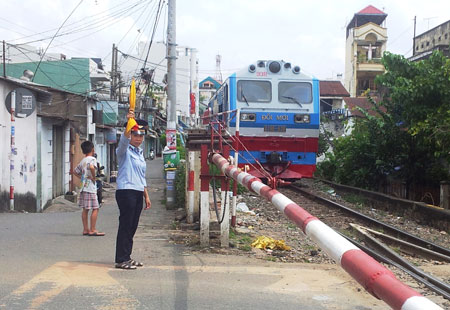 Chị Phan Thị Thế với 21 năm kinh nghiệm nghề gác chắn được giao trọng trách làm tại gác chắn Bà Xếp, một trong những địa điểm phức tạp nhất hiện nay