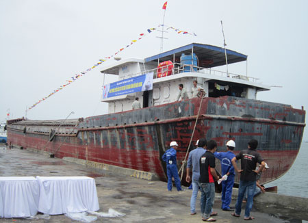 Tàu SB Thái Hà 28 cập cảng Thuận An