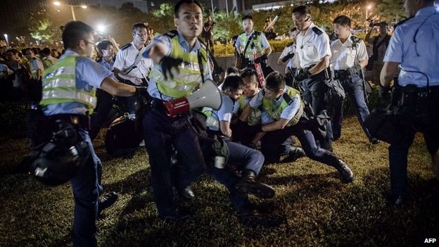 Cảnh sát Hong Kong đang bắt giữ 1 người biểu tình trong vụ đụng độ này 