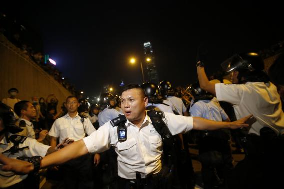 Cảnh sát Hong Kong rút lui sau cuộc đụng độ 