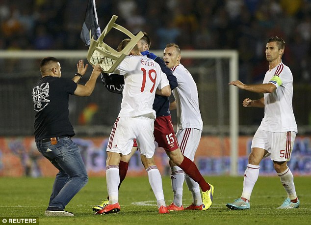 CĐV Serbia lao vào sân hành hung cầu thủ Albiania