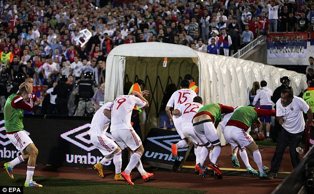 Cầu thủ Albania phải tháo chạy vào đường hầm để tránh cơn thịnh nộ từ khán đài