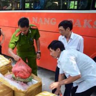Lực lượng chức năng tỉnh Thừa Thiên - Huế bắt giữ một xe khách chở nội tạng động vật không rõ nguồn gốc