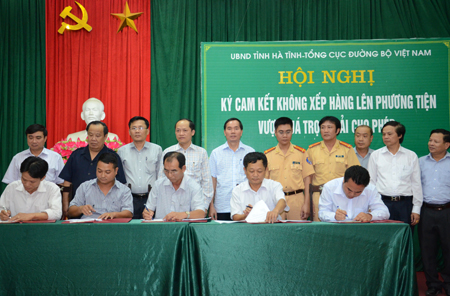 Lãnh đạo Tổng cục đường Bộ Việt Nam, Tổng cục 7, UBND tỉnh Hà Tĩnh chứng kiến các doanh nghiệp vận tải trên địa bàn Hà Tĩnh ký cam kết về