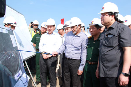 Phó Thủ tướng Hoàng Trung Hải nghe Cục trưởng Cục Hàng hải Việt Nam Nguyễn Nhật báo cáo tiến độ Gói thầu 10A