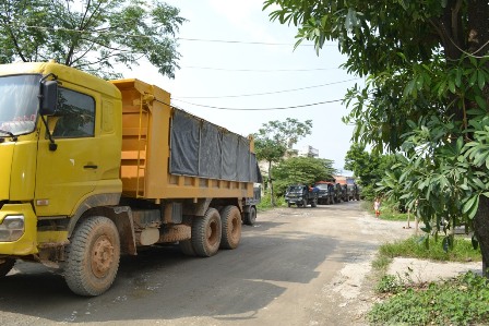Đoàn xe tải của 7 doanh nghiệp khai thác mỏ đá đậu nối dài không thể lưu thông