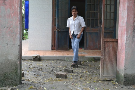 Nhà cô Nguyễn Thị Út bị bùn đất tràn vào sân, ảnh hướng đến lối đi