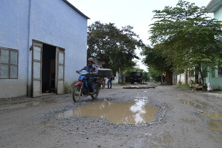 Tuyến đường bị hàng ngàn xe tải lưu thông ngày đêm làm hư hỏng nặng