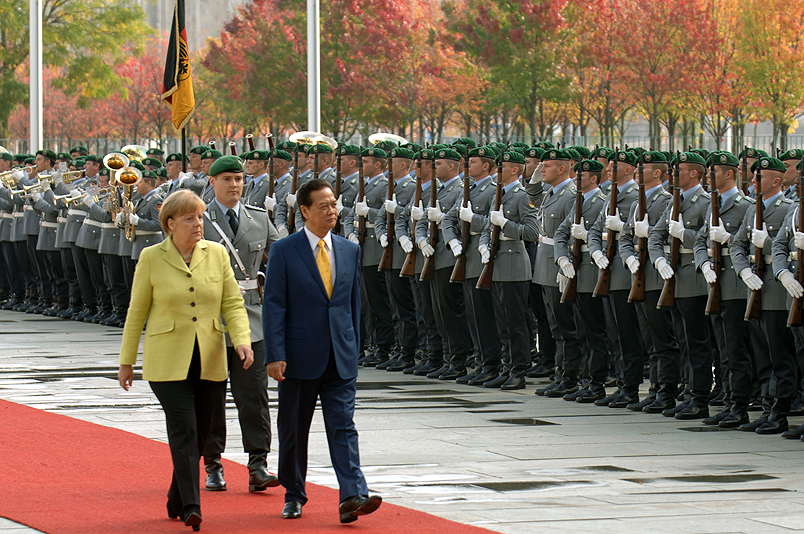 Thủ tướng Nguyễn Tấn Dũng và Thủ tướng Đức Angel Merkel duyệt đội danh dự.