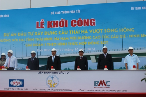 Phó Thủ tướng Hoàng Trung Hải, Thứ trưởng Bộ GTVT Nguyễn Văn Công, lãnh đạo các địa phương và các đại biểu nhấn nút khởi công cầu Thái Hà