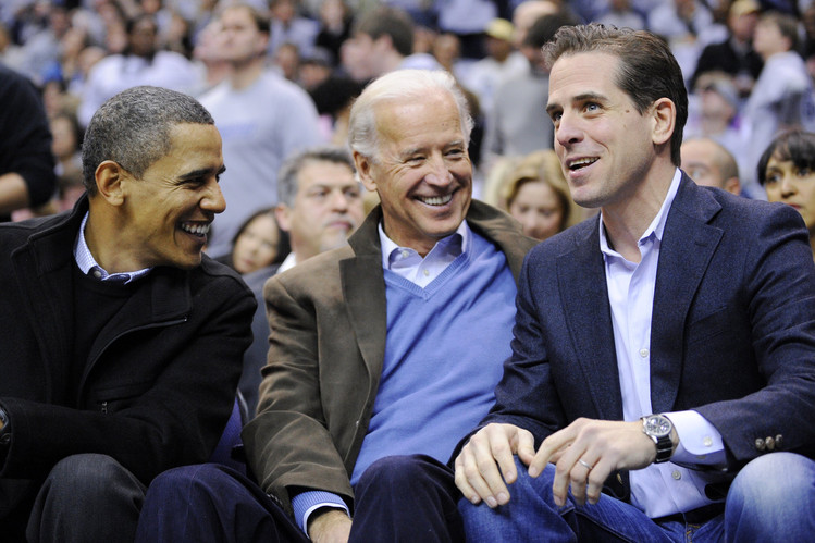 Ông Hunter Biden (ngoài cùng bên phải) - con trai Phó Thủ tướng Joe Biden cùng xem bóng chày với bố và Tổng thống Mỹ Barack Obama