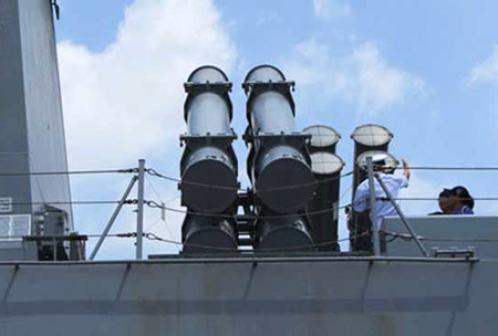 Hai cụm với 8 ống phóng tên lửa chống tàu chiến Harpoon tầm bắn lên đến 124 km