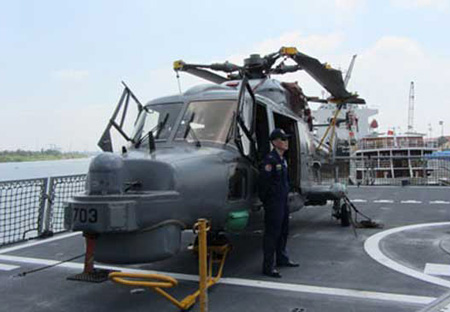 Trực thăng săn tàu ngầm Super Lynx đỗ trên sàn tàu phía sau