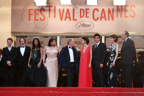 Misty (mặc váy màu nude) cùng các bạn diễn tại liên hoan phim Cannes 2013