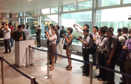 Sau khi cung cấp thông tin, Bộ GTVT đã mời các phóng viên đi khảo sát thực tế tại CHK Tân Sơn Nhất để tận mắt chứng kiến sự quá tải