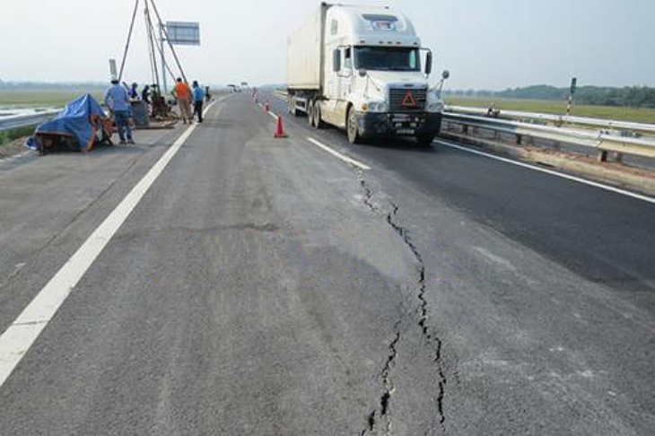 Vết nứt tại Km82+500 - Km83+500 Dự án cao tốc Nội Bài - Lào Cai.