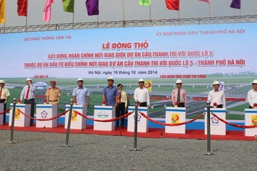 Bộ trưởng Đinh La Thăng cùng các đại biểu nhấn nút động thổ dự án