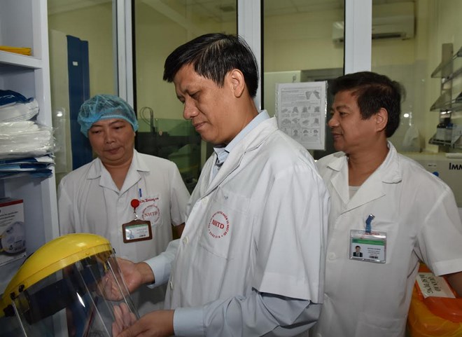 Thứ trưởng Y tế Nguyễn Thanh Long (giữa) kiểm tra công tác phòng chống dịch bệnh Ebola ở Bệnh viện Bệnh nhiệt đới. (Nguồn: Bộ Y tế)