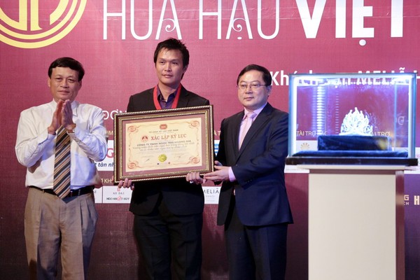 Vương miện Hoa hậu Việt Nam 2014 cũng được xác nhận kỷ lục Guiness Việt Nam là 