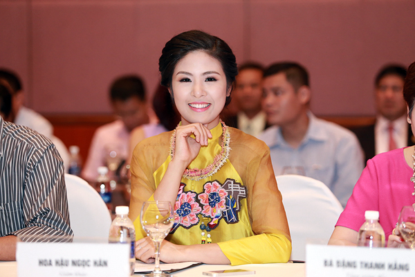 Bên cạnh đó, không giấu kín thông tin về ban giám khảo như mọi năm, sáng nay (20/10), ban tổ chức Hoa hậu Việt Nam 2014 cũng đã giới thiệu 5 thành viên ngồi ghế nóng suốt cuộc thi. 