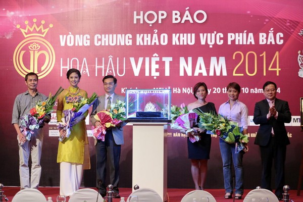 Các giám khảo gồm: Tiến sĩ - Nhà thơ Lê Cảnh Nhạc (Trưởng Ban giám khảo), Hoa hậu Việt Nam 2010 Đặng Thị Ngọc Hân, biên đạo múa Trần Ly Ly, nhà nhân trắc học Lê Diệp Linh và nhà thơ Hữu Việt. 