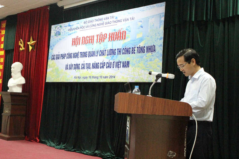 Phó Viện trưởng Nguyễn Văn Thành phát biểu khai mạc hội nghị tập huấn