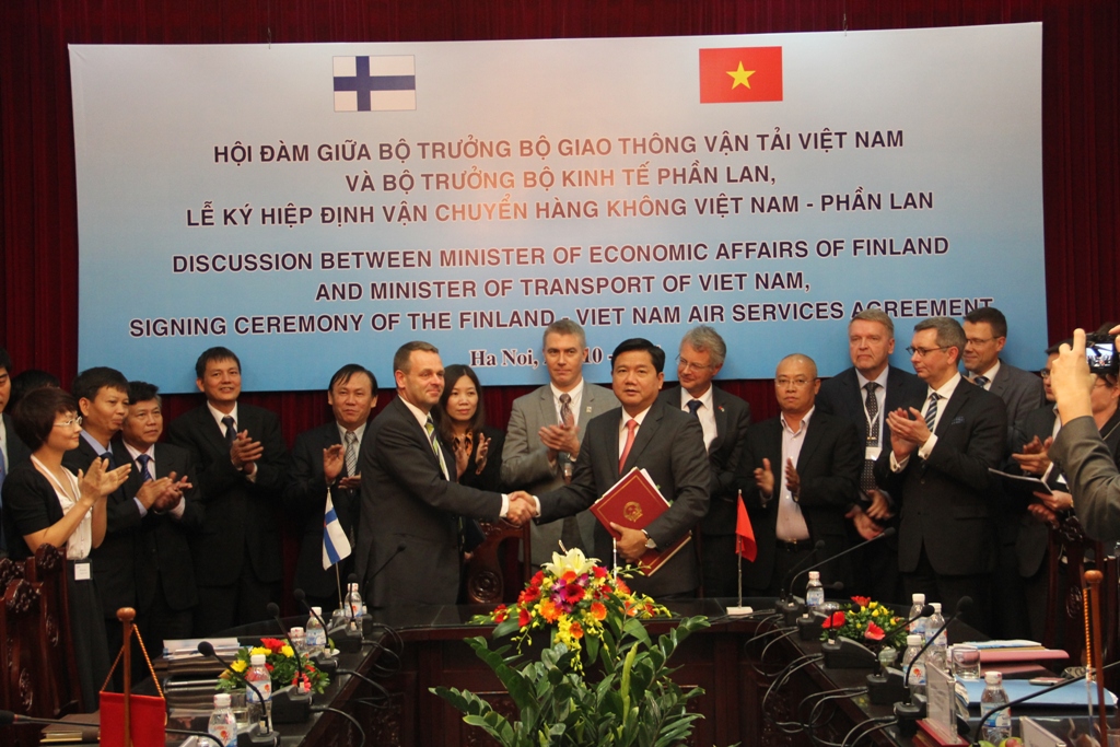 Bộ trưởng Bộ GTVT Đinh La Thăng và Bộ trưởng Kinh tế Phần Lan Jan Vapaavuori ký Hiệp định Hàng không Việt Nam - Phần Lan