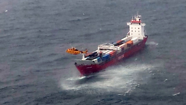 Tàu chở 450 tấn dầu của Nga chòng chành giữa biển động