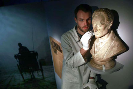 Tượng bán thân Sherlock Holmes (hoàn thành năm 1894) được trưng bày tại triển lãm (mượn của bảo tàng Thụy Sĩ)