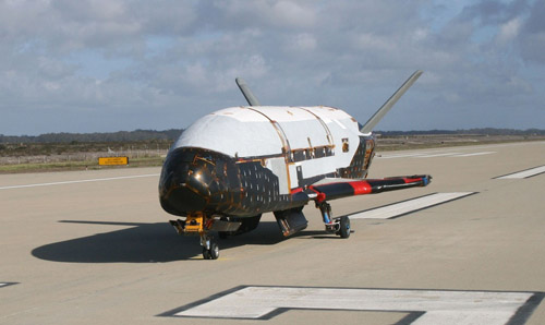 X-37B tại căn cứ không quân Vandenberg, California, hồi tháng 6/2009. Ảnh: USAF.