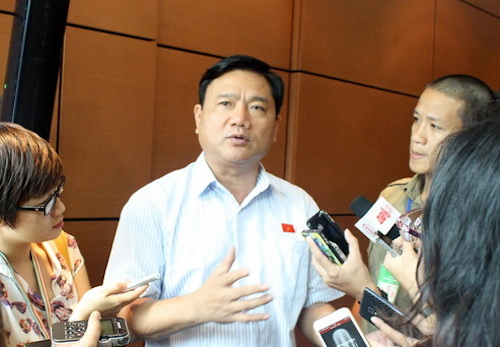 Bộ trưởng Đinh La Thăng trả lời báo chí sáng 21/10 bên hành lang Quốc hội