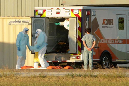 Mỹ vừa công bố hướng dẫn bổ sung đối với các nhân viên y tế khi tiếp xúc bệnh nhân Ebola