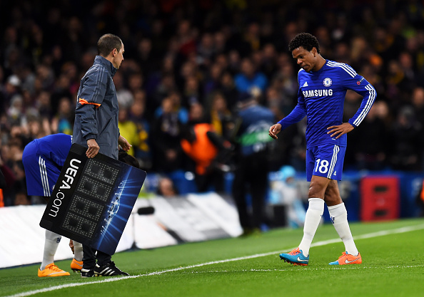 Loic Remy tập tễnh rời sân trong trận đấu giữa Chelsea và Maribor