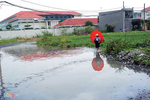 Vũng nước dài hơn 10 mét ngập sâu hơn nửa mét.