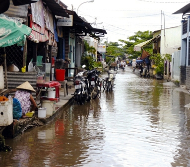 Đường Lê Thành Phương, quận 8 ,sau nhiều ngày hết mưa vẫn bị ngập trong nước