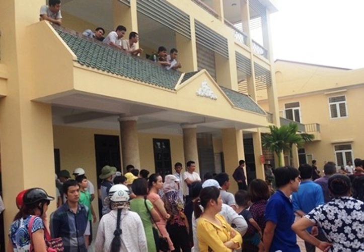 Người nhà bệnh nhân Nhung vây kín Bệnh viện đa khoa Quốc Oai