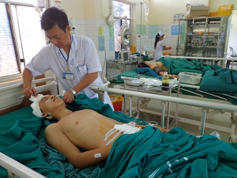 Những nạn nhân vụ TNGT đâng được chăm sóc tại bệnh viện tỉnh Đắk Lắk