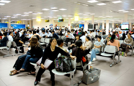 Hành khách chờ lên máy bay tại Cảng hàng không quốc tế Tân Sơn NhấtẢnh: Khánh Linh
