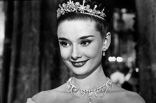 Phong cách của Audrey Hepburn vẫn còn được nhiều nghệ sĩ ngày nay học tập và hình ảnh cô trở thành “nàng thơ” của nhiều NTK danh tiếng.